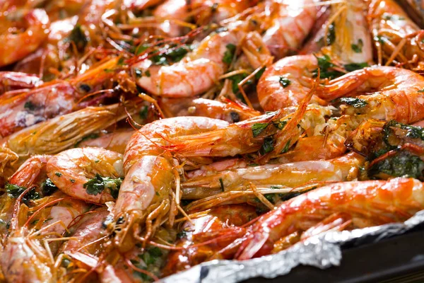 Baked shrimps with herbs — ストック写真