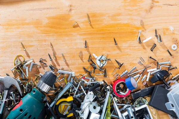 Immagine di utensili manuali per la riparazione su superficie di legno — Foto Stock