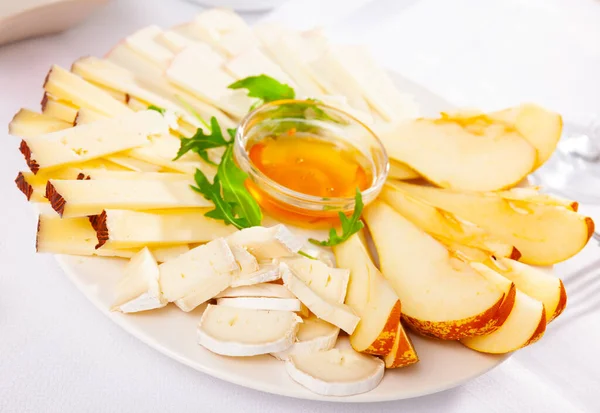Variedades de queijo fatiado e servido com mel — Fotografia de Stock