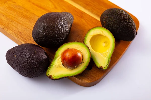 Rijp avocado op een snijplank — Stockfoto