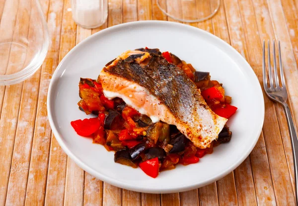 Filet de saumon cuit au four avec mélange de légumes — Photo