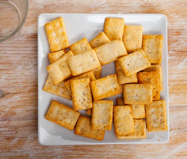 Biscoitos finos com sementes de gergelim no prato — Fotografia de Stock