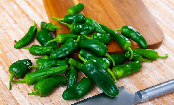Nahaufnahme vieler frischer grüner Paprika im Hintergrund. Gesunde Ernährung — Stockfoto