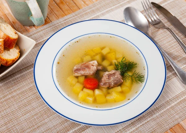 Sopa de verduras ligera con rodajas de cerdo — Foto de Stock