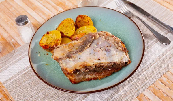 Appetizing baked pork ribs with fried sliced potatoes — Stock Photo, Image