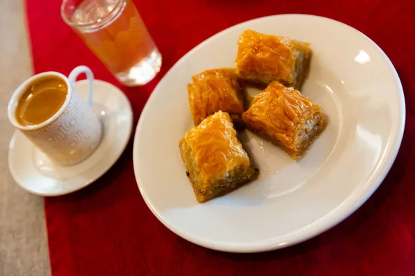 Traditionelle türkische Baklava und eine Tasse Kaffee — Stockfoto