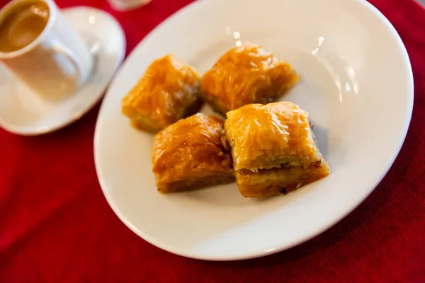Turkisk dessert baklava med honung och nötter — Stockfoto