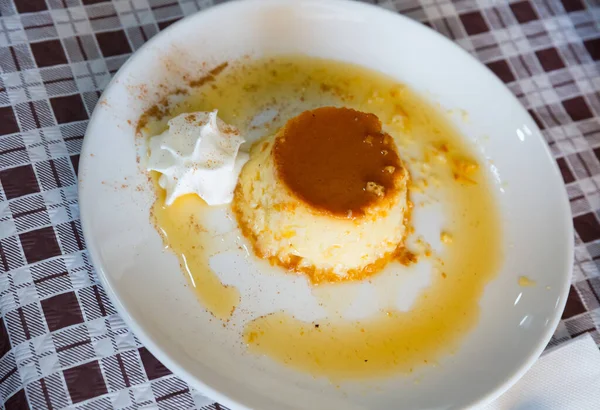 Tipik Katalan kremalı tatlı flan con nata karamel kabuklu — Stok fotoğraf