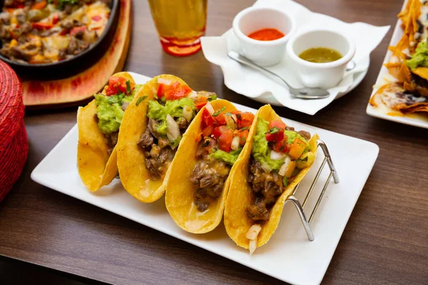 Mexická tacos s pečeným hovězím masem — Stock fotografie