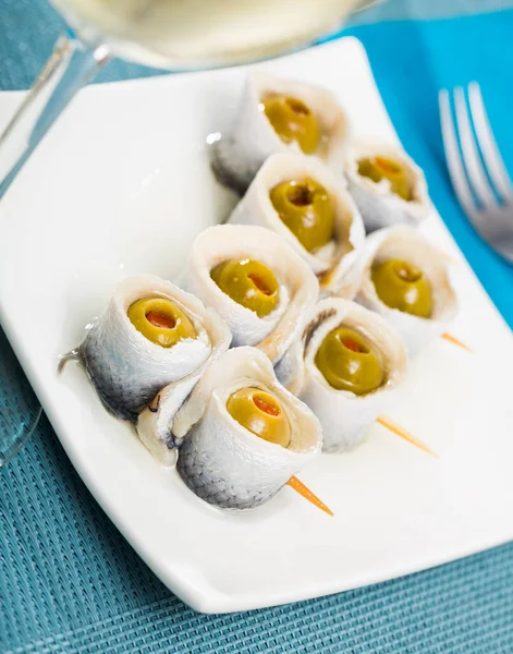 Herring rolls with stuffed olives — Stock Photo, Image