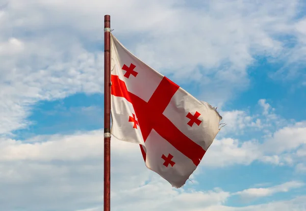 Flagge Georgiens am Fahnenmast gegen den Himmel — Stockfoto