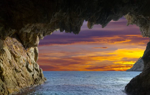 Grotten an der Küste — Stockfoto