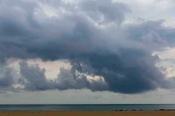 Dramatische donkere bewolkte lucht boven zee, natuurlijke foto achtergrond — Stockfoto