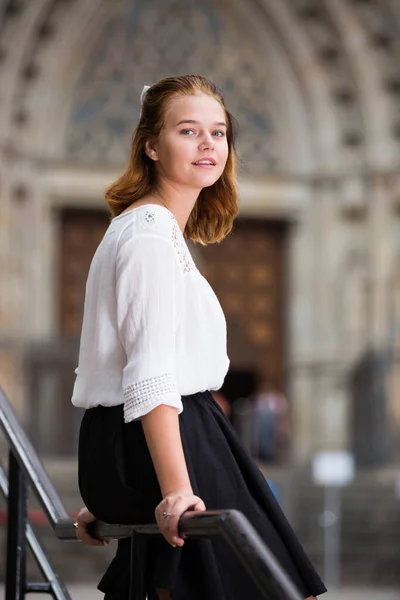 Junge Frau am Geländer und auf der Steintreppe — Stockfoto