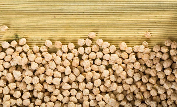 木地に生のガルバンゾ穀物との背景の閉鎖 — ストック写真