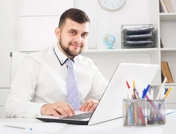 Hombre trabajando productivamente — Foto de Stock