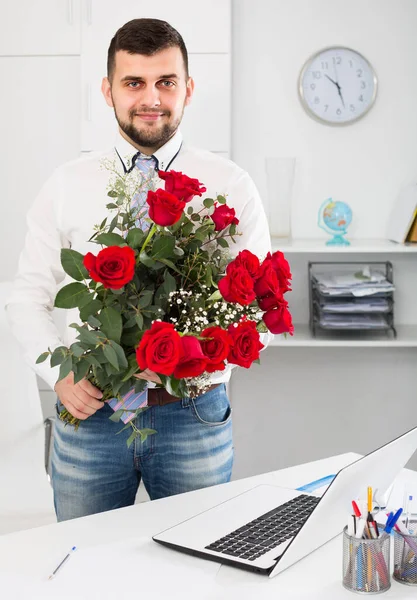 Masculino está apresentando flores e presente — Fotografia de Stock
