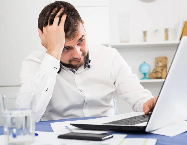 Hombre que tiene problemas en la oficina —  Fotos de Stock