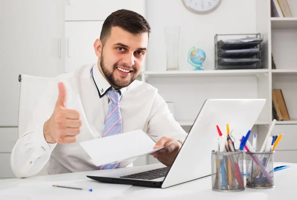 Glimlachende man tekent overeenkomst papieren — Stockfoto