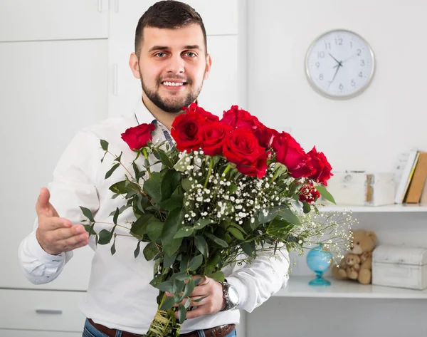 Masculino 29-34 anos apresenta flores e presentes — Fotografia de Stock