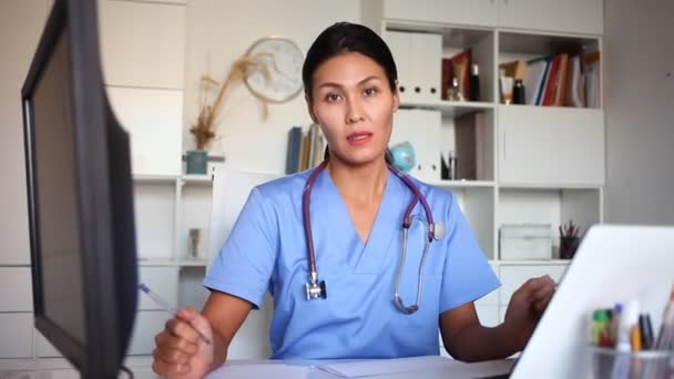 Retrato de médico feminino positivo no interior do hospital — Vídeo de Stock