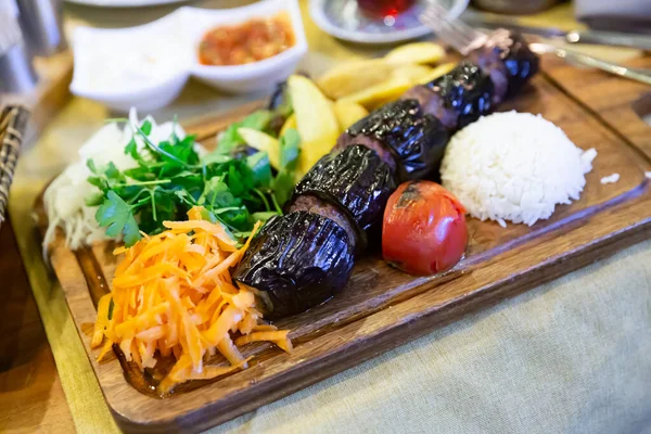 土耳其茄子烤面包配切肉、蔬菜和米饭 — 图库照片