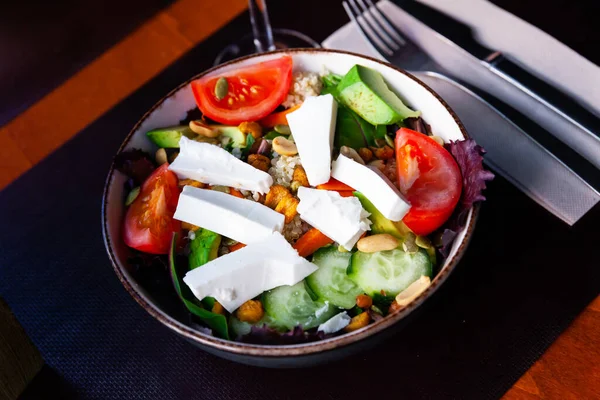 Salada vegetariana com queijo e quinoa para o jantar — Fotografia de Stock