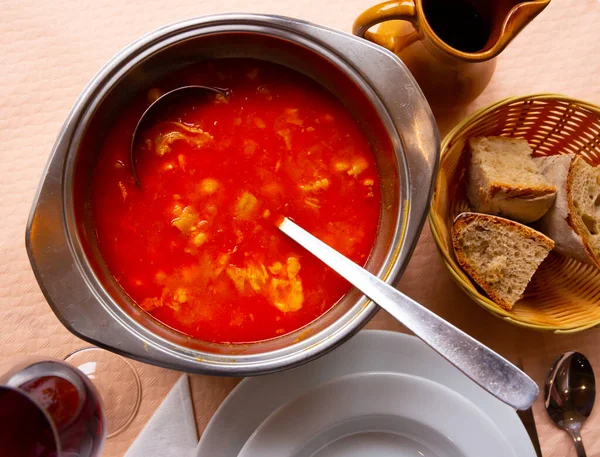 Soupe de poivrons et de bœuf, plat de cuisine espagnole — Photo