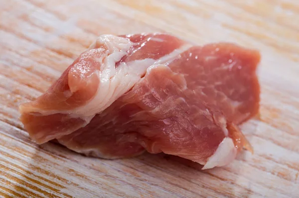 Ahşap arka planda pişmemiş domuz eti — Stok fotoğraf