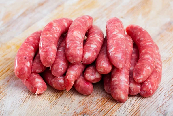 Raw farm sausages with rosemary — Fotografia de Stock