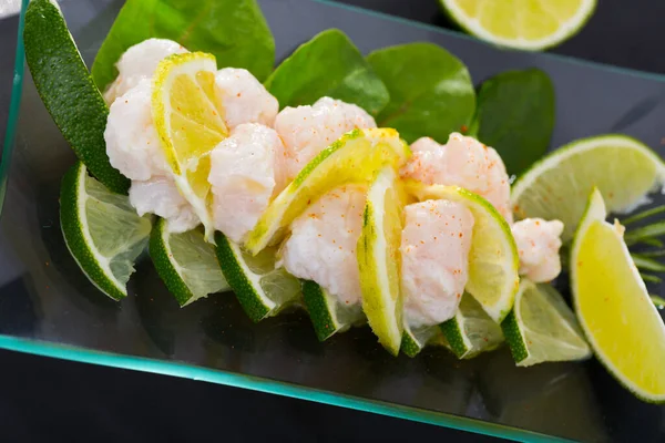 Limonlu ve yeşillikli cam bir tabakta morina balığından nefis ceviche. — Stok fotoğraf