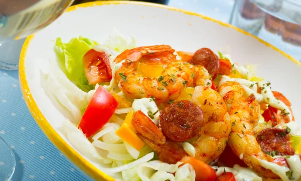 Salad seafood dengan udang, daun selada, tomat dan lemon — Stok Foto