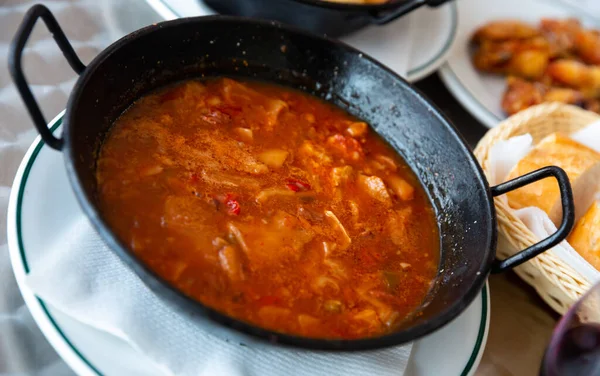 用鹰嘴豆、辣椒酱和辣椒酱烹调的传统西班牙三文菜 — 图库照片