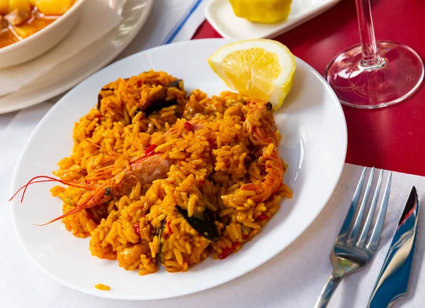 Paella tradicional espanhola e mediterrânica — Fotografia de Stock