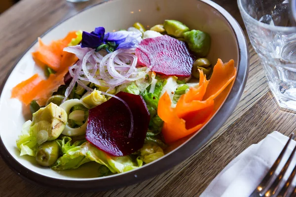 Salada apetitosa com endívia, palmas corações, abacate e rabanete — Fotografia de Stock