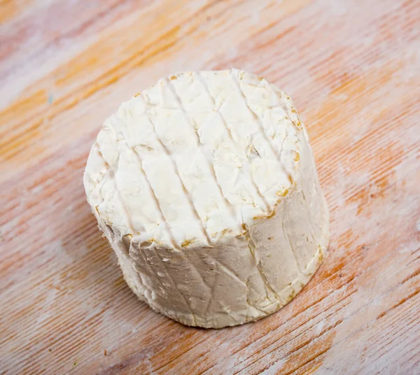 Wheel of creamy blue cheese — Fotografia de Stock