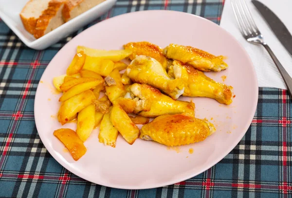 Goreng barbekyu sayap ayam dengan kentang panggang — Stok Foto