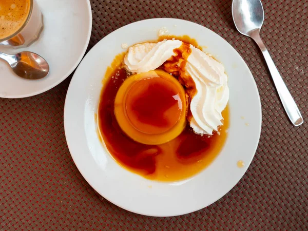 Sweet custard flan with air whipped cream and caramel — Zdjęcie stockowe