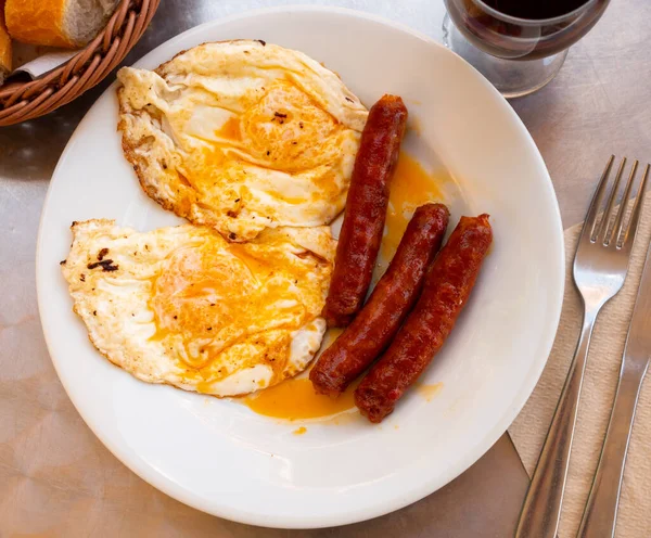Huevos con chistorra -煎鸡蛋，配香肠和土豆特写 — 图库照片