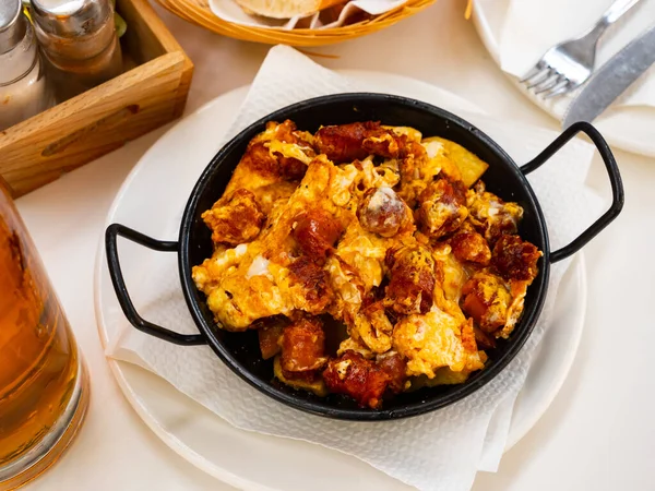 Popular spanish dish is fried eggs with chistorra — Zdjęcie stockowe