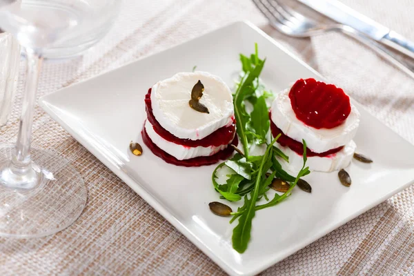 Frischer Rote-Bete-Ziegenkäse-Salat auf Teller serviert — Stockfoto