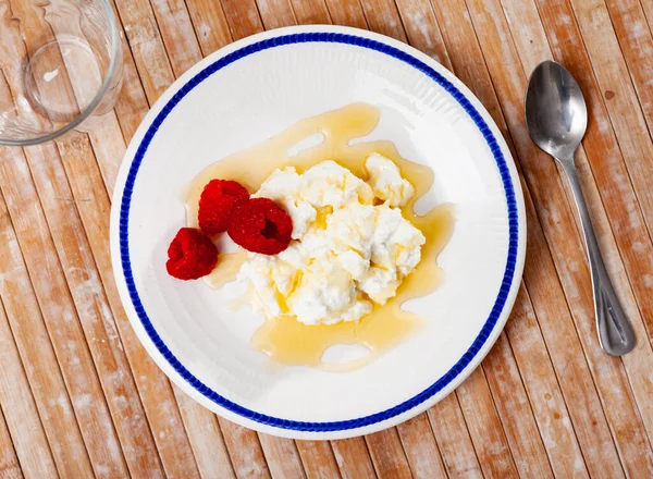 Portion of tradicional Catalan dessert, mato with honey — Stok fotoğraf