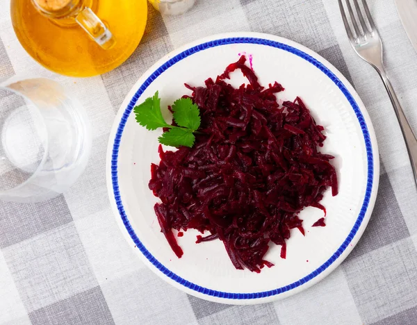 Appetizing fresh beet salad with parsley — Stock fotografie