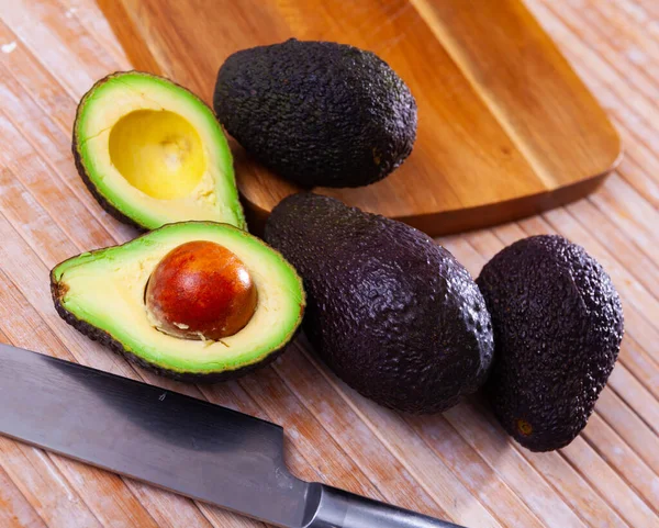 Rijp avocado op een snijplank — Stockfoto