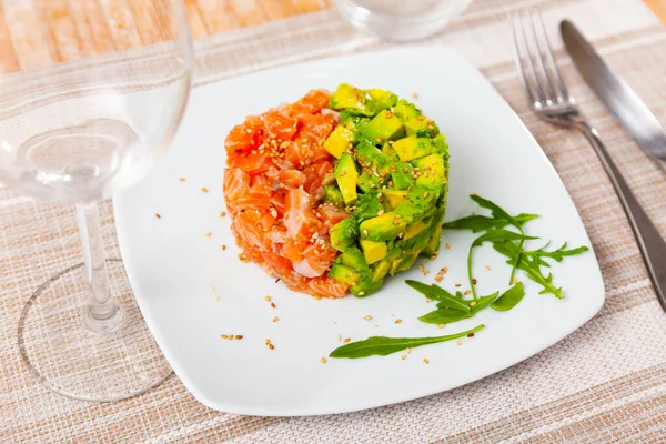 Salmon tartare with arugula, avocado and lemon — Stock Photo, Image