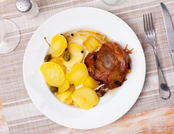 Fried duck confit with roasted potatoes — Stock Photo, Image