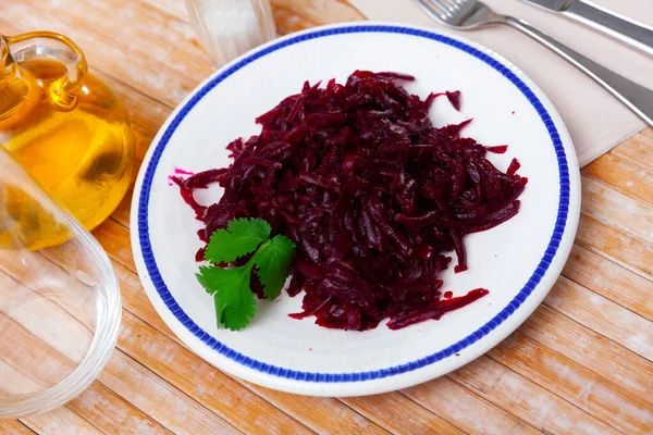 Ensalada tradicional de la cocina rusa de remolacha — Foto de Stock