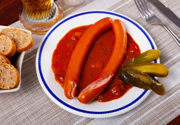 Klobásy Wiener s gulášovou omáčkou — Stock fotografie