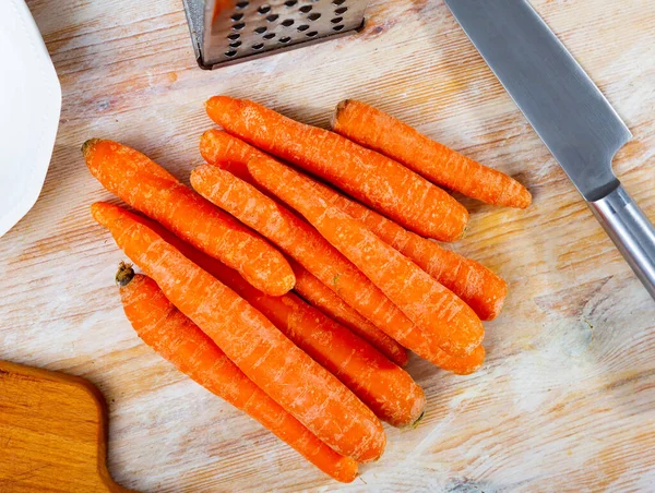 Um monte de cenouras frescas na mesa — Fotografia de Stock