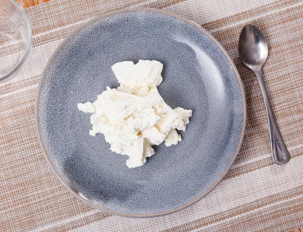 Läcker färsk ung ost på tallriken — Stockfoto